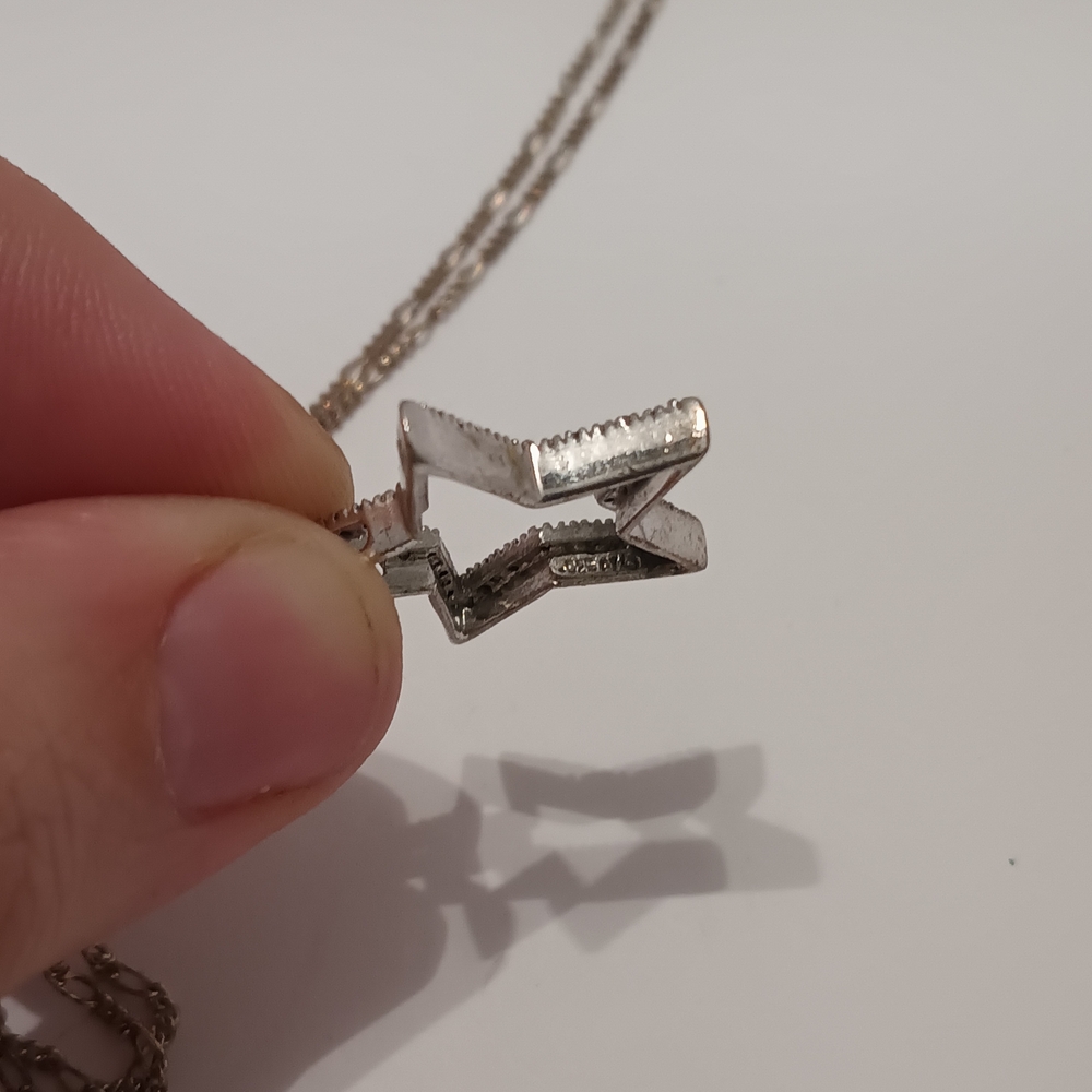 Elegant Silver Star Pendant Necklace - Picture 8 of 10